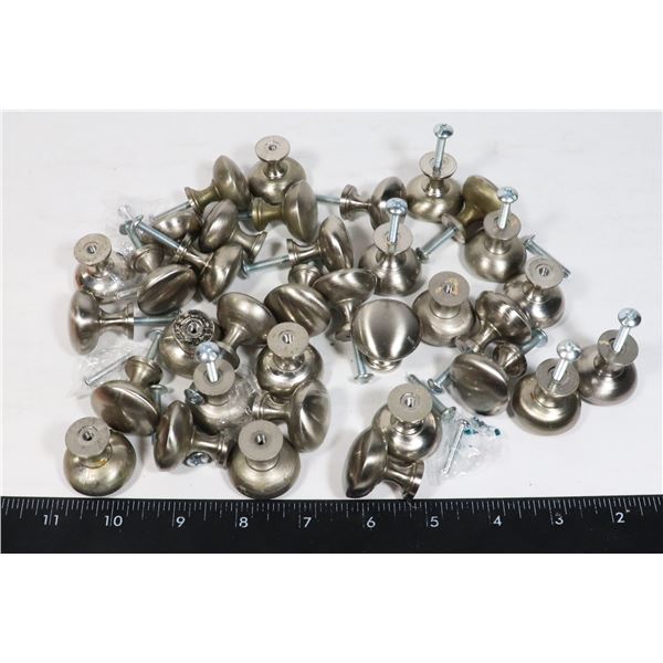 BAG OF SILVER CUPBOARD KNOBS APPROX 40+