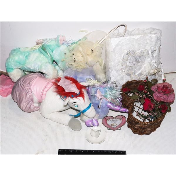 MISC LOT INCLUDING MOTHERS LOVE DECORATION