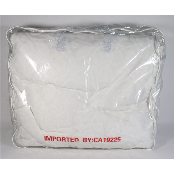 HOMEMADE QUEEN SIZE BEDSPREAD (WHITE)