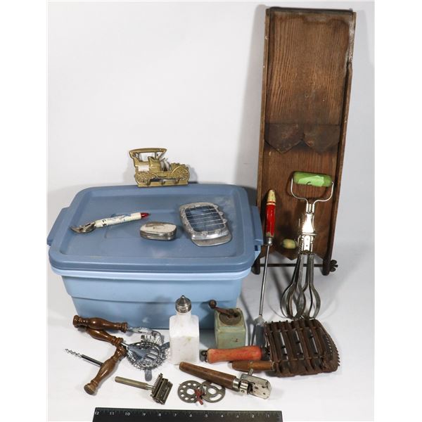 KITCHEN COLLECTABLES w/SMALL TOTE