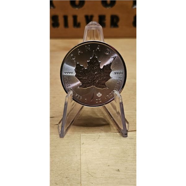 Lot 25-1) 1 oz Canadian Maple Leaf 2022 Silver Round