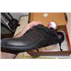 Image 3 : pair of new men's sz 9 slip resistant shoes