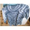 Image 8 : reebok black top tie dye shirt (large?) & gildan tie dye shirt (large)