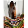 Image 2 : wood vase jamaica, tapestry
