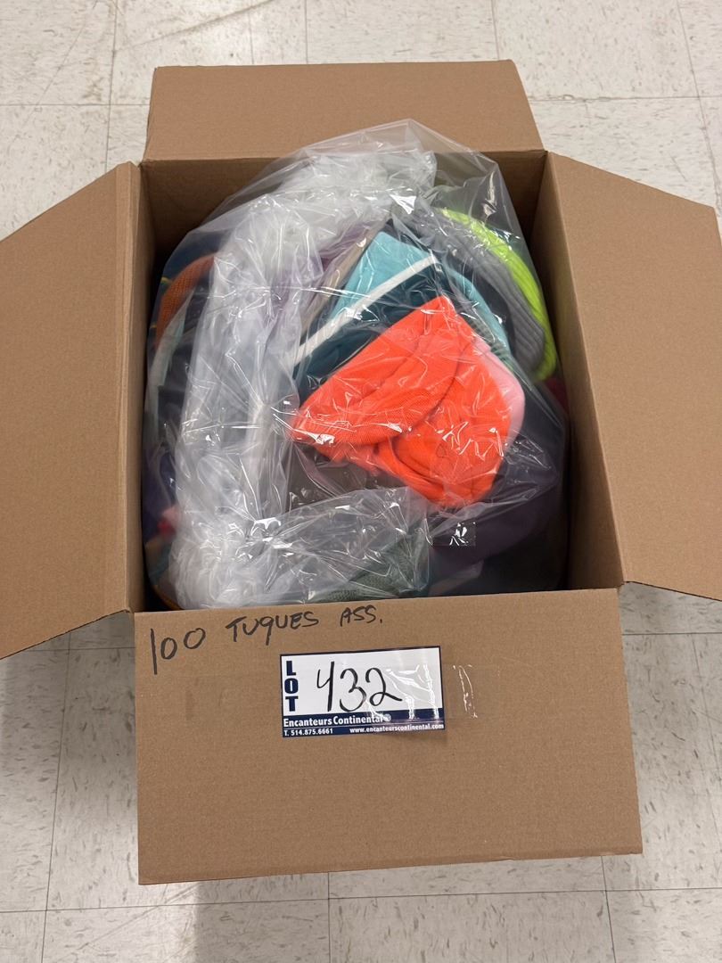 LOT DE 100 TUQUES ASSORTIES - Continental Auctioneers