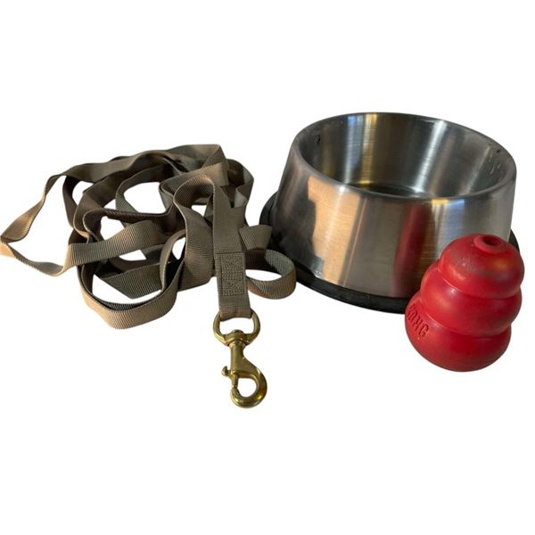 Max (2015) - Collection of Props, Kong toy, Leash Bowl