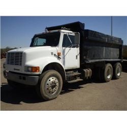 INTERNATIONAL 4900 T/A DUMP TRUCK, s/n 1HTSHX3RXLH689974: