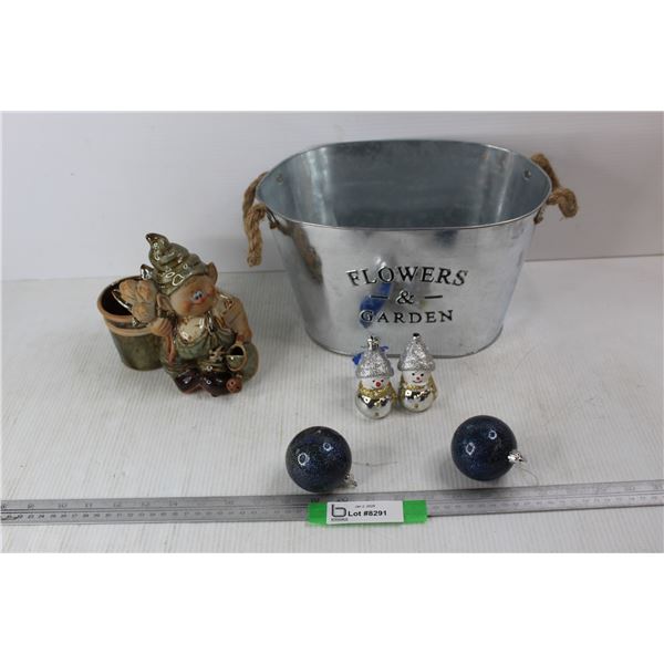 Ceramic Gnome Ornament Like Flower Pot, (4) Christmas Tree Decorations, Flowers & Garden Decor Bin