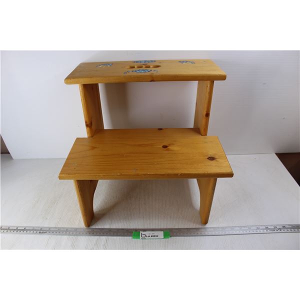 Wooden Step Stool, 17'' x 12.5'' x 16''