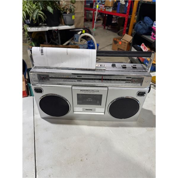 Boombox deluxe, MFM radio, cassette recorder, digital converter