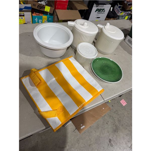 Assorted kitchen items