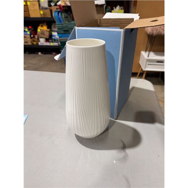 Wedgewood vase  white folia