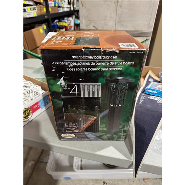 Solar pathway lights set
