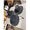 Image 1 : 3 hats