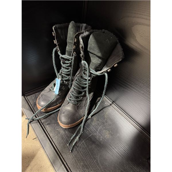 Boots size 6