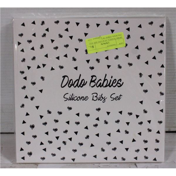 DODO BABIES, SILICONE BIB AND PACIFIER STRAP SET