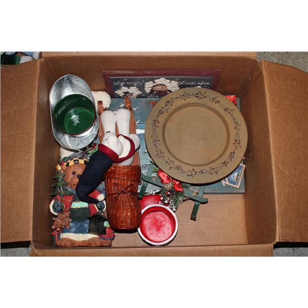 LOT OF CHRISTMAS DECOR ITEMS