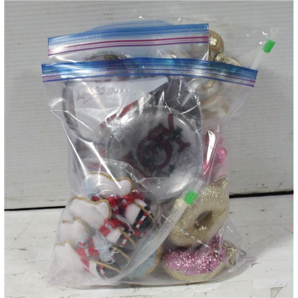 MIX OF MODERN CHRISTMAS TREE ORNAMENTS