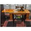 Image 1 : VINTAGE 1910 SINGER SEWING MACHINE & TABLE