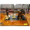 Image 2 : VINTAGE 1910 SINGER SEWING MACHINE & TABLE