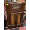 Image 1 : ANTIQUE RCA CABINET RADIO LIGHTS UP AND WORKS