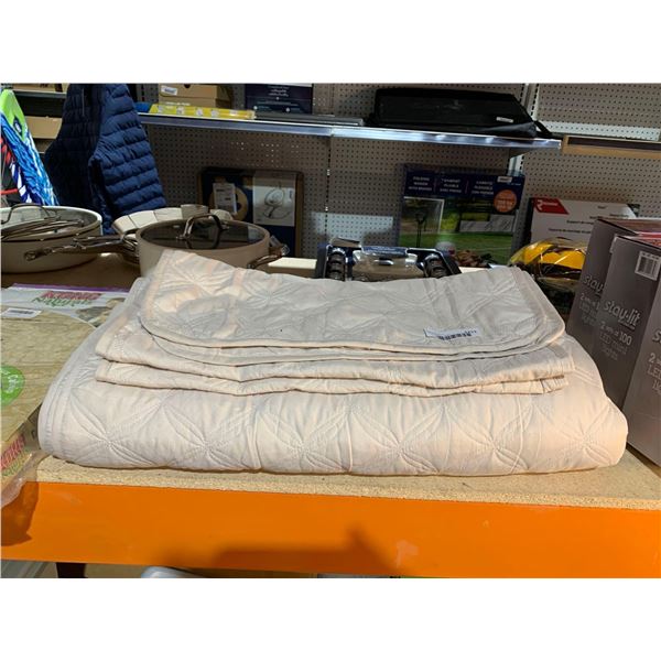 Exclusivo Meo-cla Polyester Quilted Comforter