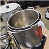 Image 2 : STAINLESS AND ALUMINUM COMMERCIAL SIZE POTS