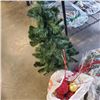 Image 2 : MINI XMAS TREE AND DECOR