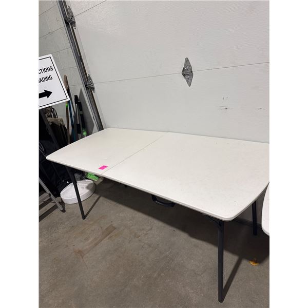 Folding table