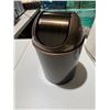 Image 1 : Garbage can