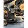 Image 4 : Vintage Singer Sewing Machine with Foot Pedal