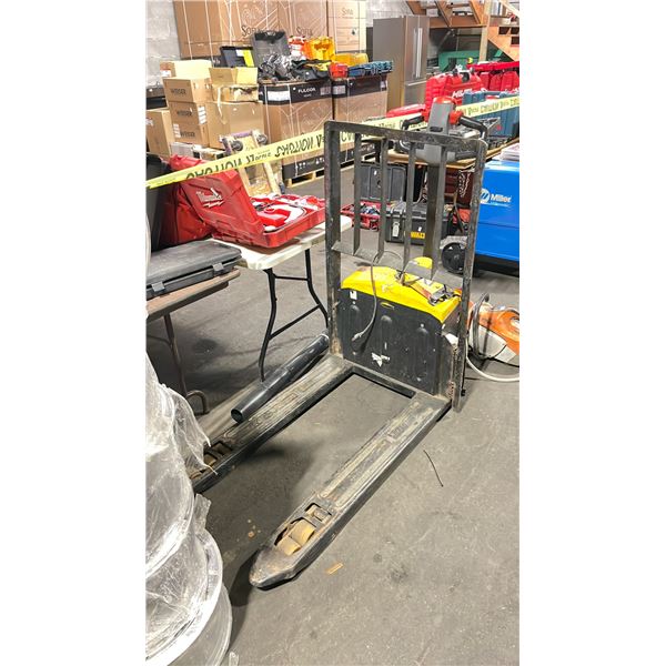 LIUGONG MT4116577 YELLOW 3,300 LBS CAPACITY INDUSTRIAL ELECTRIC WALK BEHIND PALLET MOVER WITH KEYS