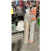 Image 3 : HI-LIFT HYDRAULIC FRAME JACK IN SOFT BAG WITH 2 COMMERCIAL INDUSTRIAL SURVEYORS TRI-PODS