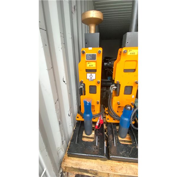 GIYI 680 HYDRAULIC SKID STEER 95-150 KG POST DRIVER ATTACHMENT WITH COMPRESSED BOTTLE