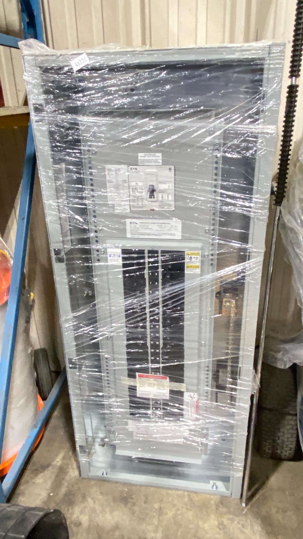 EATON POWER LINE COMMERCIAL 42 BREAKER POWER DISTRIBUTION BOX WITH ...