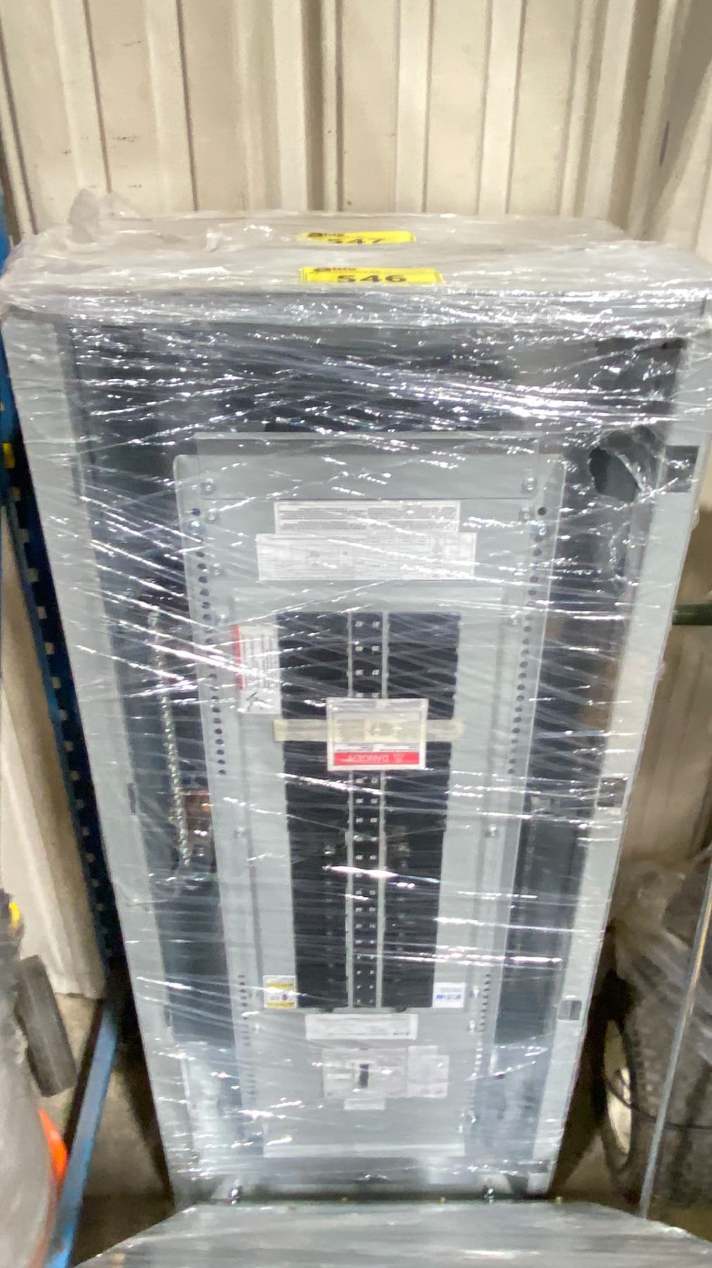 EATON POWER LINE COMMERCIAL 42 BREAKER POWER DISTRIBUTION BOX WITH ...