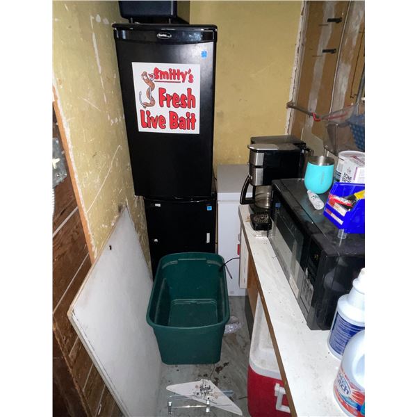 Large group of assorted kitchen items - includes microwave / 3 fridges / cuisinart coffee maker etc