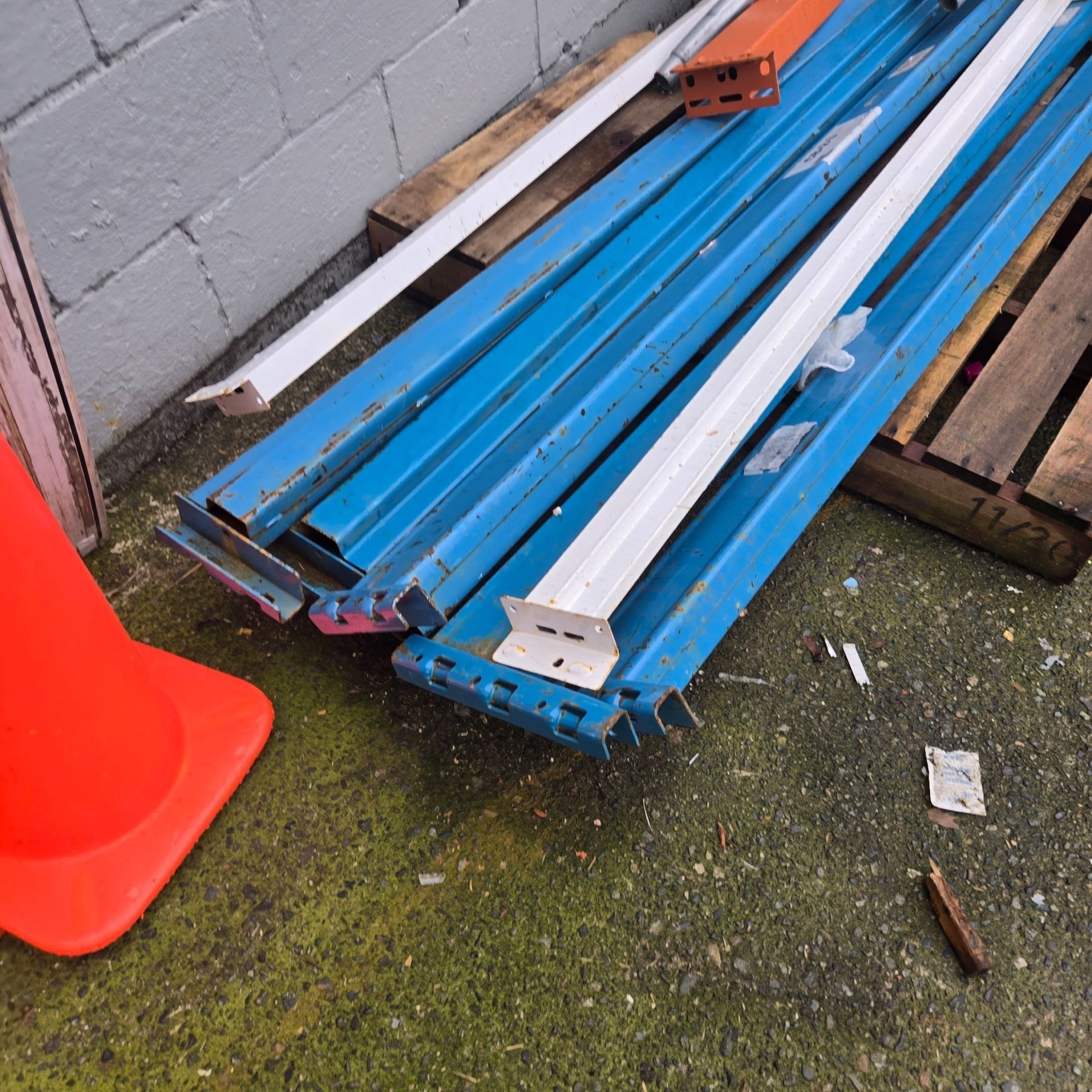 Pallet - Industrial Blue Racking Beams, approx. 95