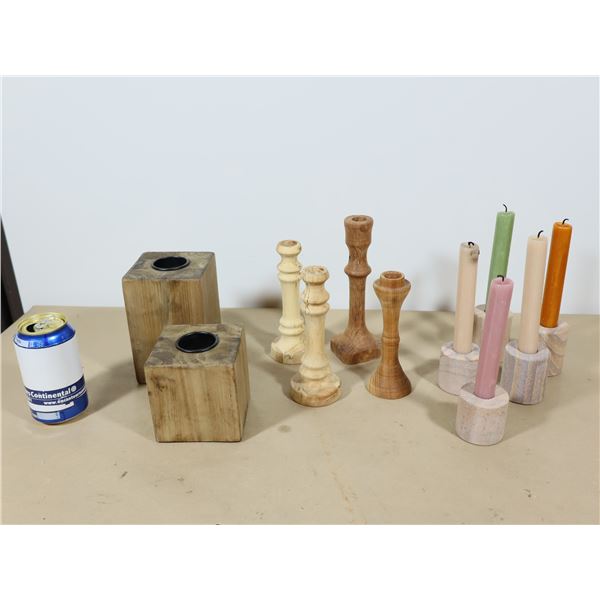 LOT DE 11 BOUGEOIRS EN BOIS ET PIERRE