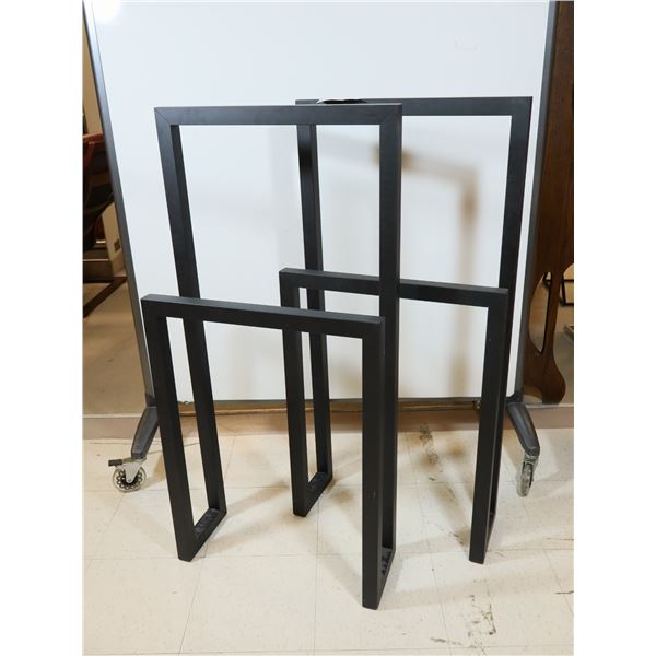 LOT DE 2 PORTE-SERVIETTES EN MÉTAL 45"x22"