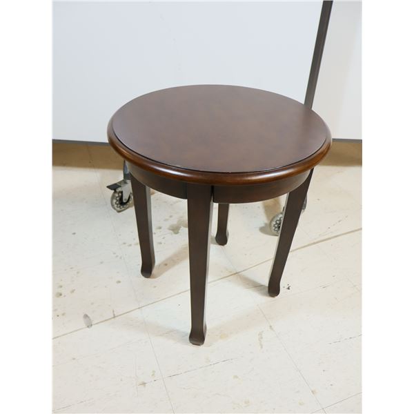 TABLE À PIÉDESTAL 19"d.x20"