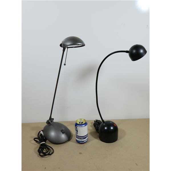 LOT DE 2 LAMPES DE BUREAU ASST