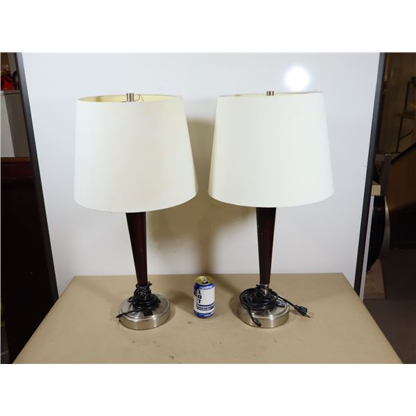 ENS DE 2 LAMPES DE TABLES AVEC PRISE