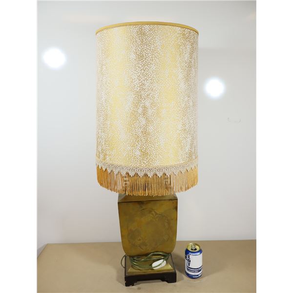 LAMPE DE TABLE