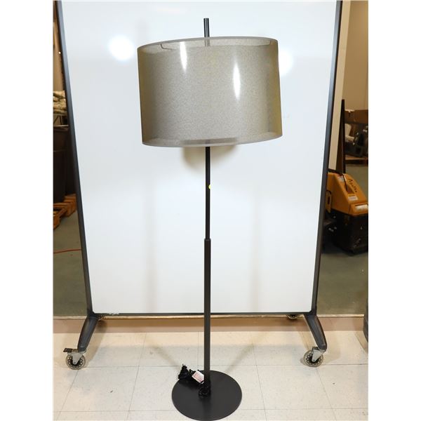 LAMPE SUR PIED