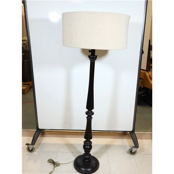 LAMPE SUR PIED