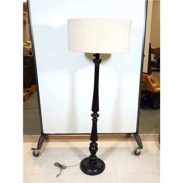 LAMPE SUR PIED