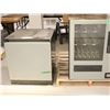 Image 1 : DISTRIBUTEUR AUTOMATIQUE AVEC BASE 26"x26"x65" AVEC CLÉ