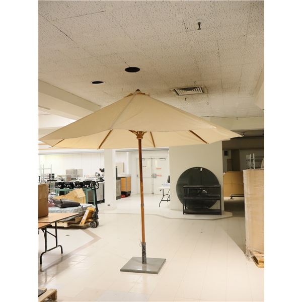 PARASOL DE TERRASSE AVEC SOCLE 10'h. x12'd.