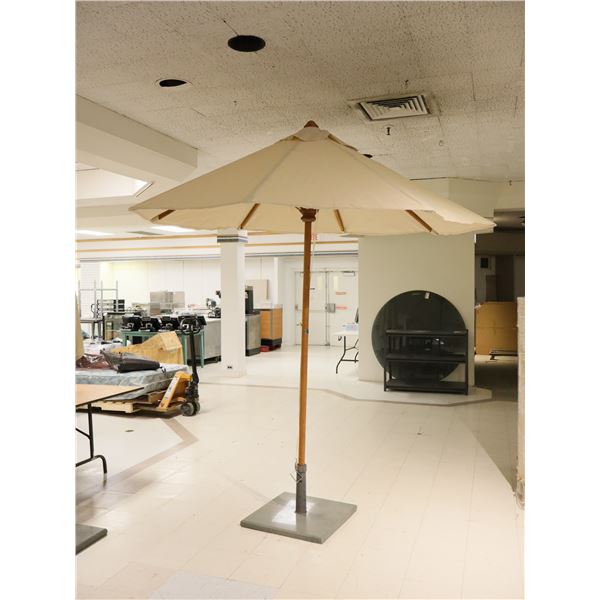 PARASOL DE TERRASSE AVEC SOCLE 8'h. x8'd.